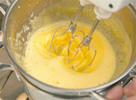 Marzipancreme im Rührbecher, Handrührgerät im Einsatz