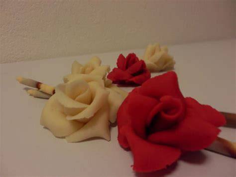 Marzipanfiguren: Rosen, Blätter und kleine Plastiken