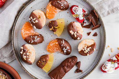 Marzipanfiguren: Weihnachtsmänner, Früchte und Marzipankartoffeln