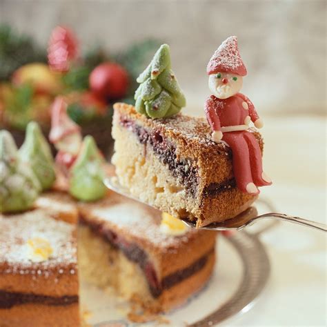 Marzipanfiguren auf Festtafel zu Weihnachten