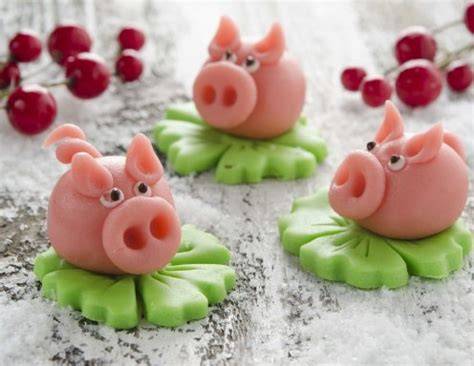 Marzipanfiguren und Dekoration