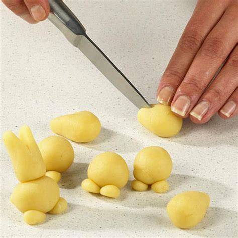 Marzipanfiguren und Modellierwerkzeuge