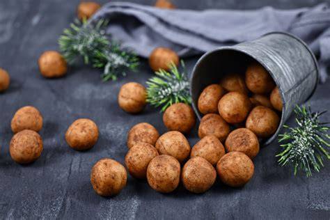 Marzipankartoffeln, in Kakao-Zimt-Pulver gewälzt