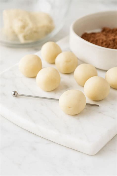 Marzipankartoffeln auf Teller