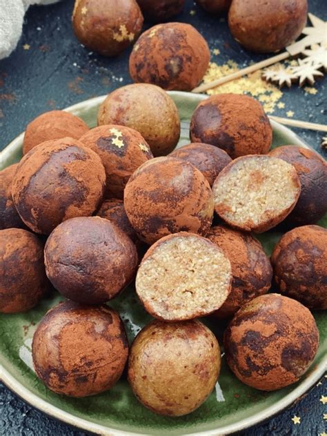 Marzipankartoffeln auf Teller mit Kakao bestäubt
