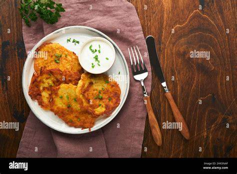 Marzipankartoffeln auf rustikalem Teller