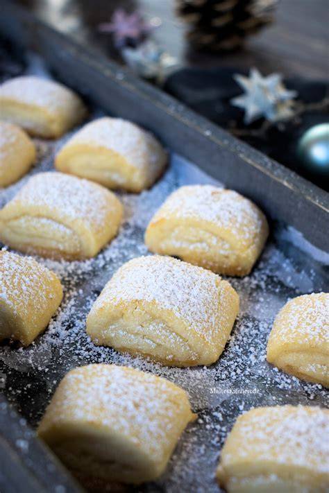 Marzipankissen nach dem Backen mit Puderzucker bestäubt