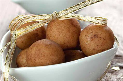 Marzipankugeln mit Mandelhülle auf Backblech