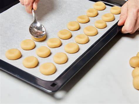 Marzipanplätzchen ausgestochen auf Backpapier