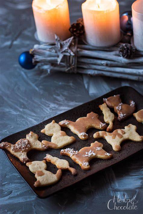 Marzipanplätzchen mit glänzender Glasur