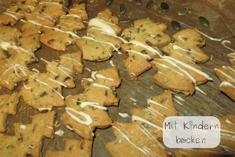Marzipanplätzchen nach dem Backen auf Backblech