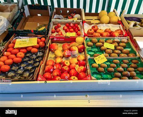 Marzipanprodukte in verschiedenen Formen auf einem Marktstand