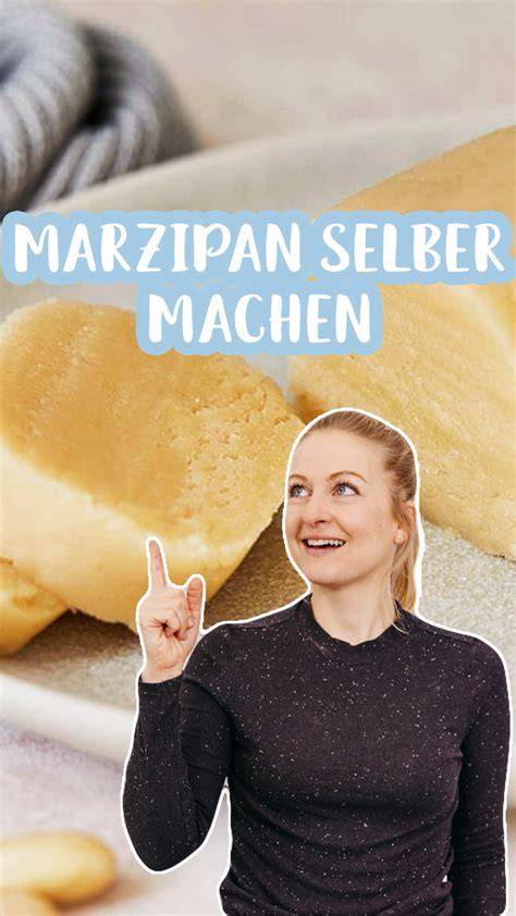 Marzipanrohmasse in Schüssel mit Rosenwasser und Bittermandelöl