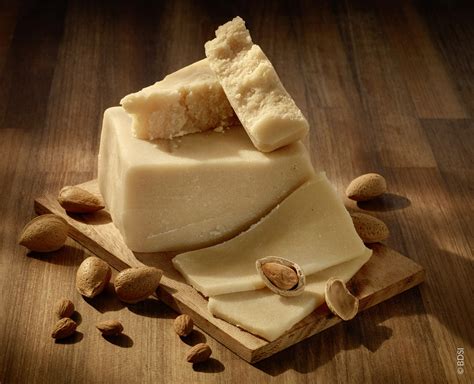 Marzipanrohmasse und Vanilleschote auf Holzbrett