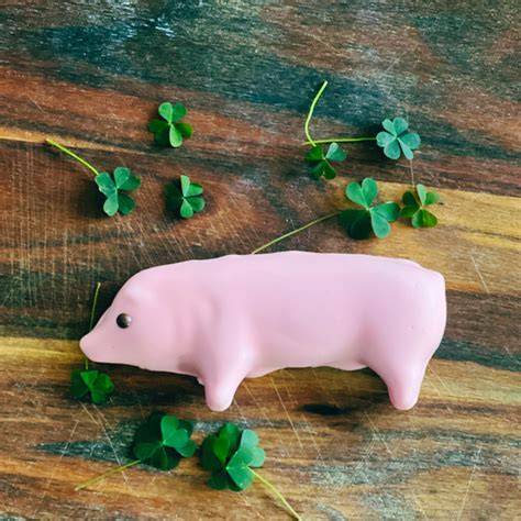 Marzipanschwein auf Kleeblatt als Geschenk