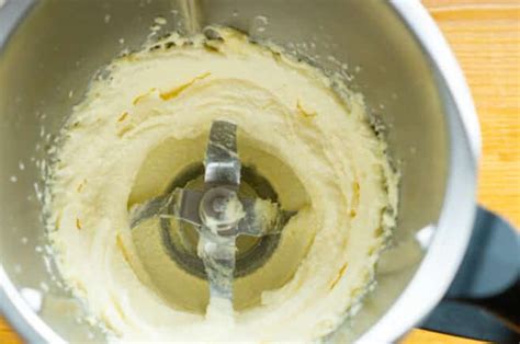 Marzipanstücke, Butter und Zucker werden cremig gerührt