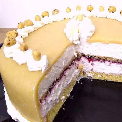 Marzipanstücke und Marzipantorte aus Lübeck