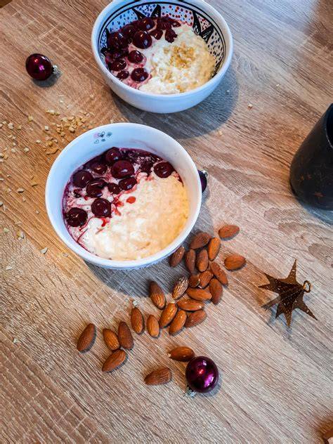 Marzipanstücke und geröstete Mandeln auf Milchreis
