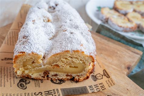 Marzipanstollen aufgeschnitten, mit sichtbarer Marzipanrolle und Zuckerkruste