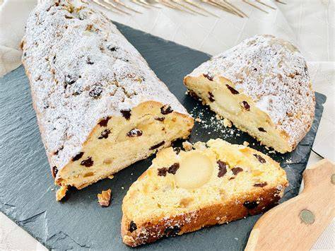 Marzipanstollen aufgeschnitten mit Marzipanfüllung