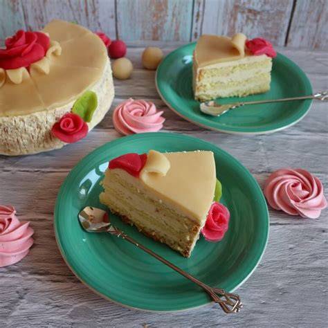 Marzipantorte angeschnitten, Tortenstück verpackt für Lagerung