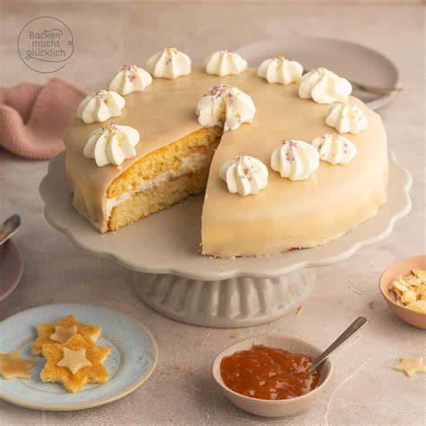 Marzipantorte auf Tortenplatte mit Marzipandecke