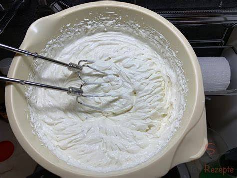 Mascarpone, Pudding, Sahne und Zutaten für Tortencreme