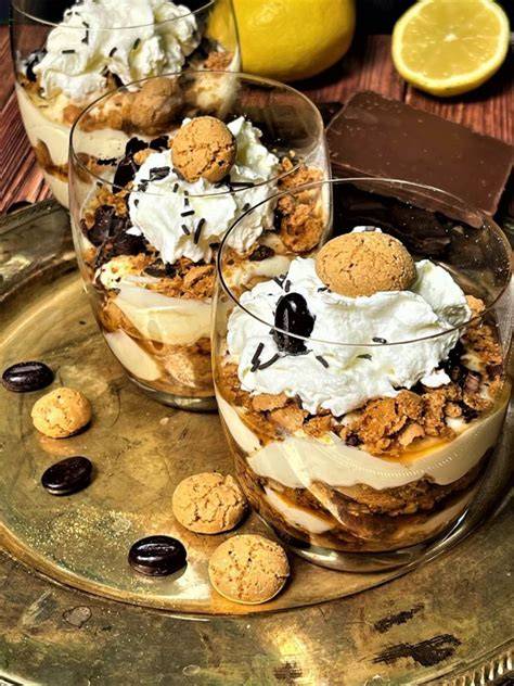 Mascarpone Creme im Glas mit Amarettini und Schokoraspeln