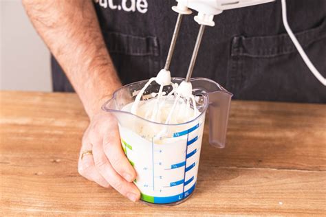 Mascarpone und geschlagene Sahne in einer Schüssel