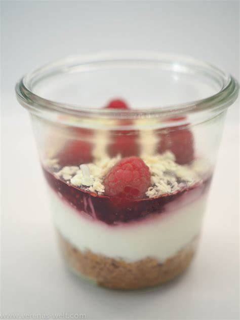Mascarpone-Cheesecake im Glas mit Himbeer-Topping
