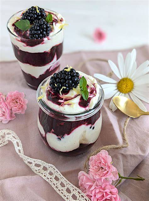 Mascarpone-Creme Dessert mit Brombeeren