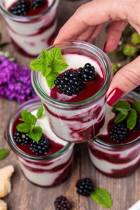 Mascarpone-Creme mit Brombeeren im Glas