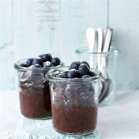 Mascarpone-Eis mit Schokokuchen im Glas