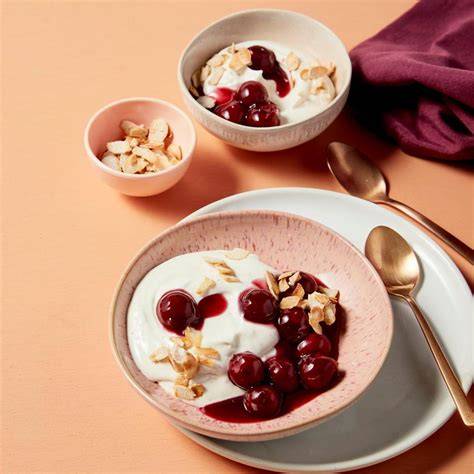 Mascarpone-Frischkäse-Dessert mit Kirschen und Mandelkrokant