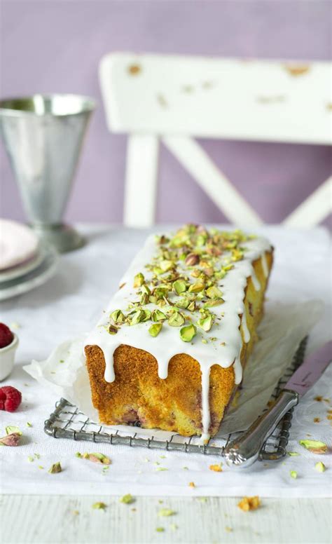 Mascarpone-Kastenkuchen mit Blüten und Pistazien