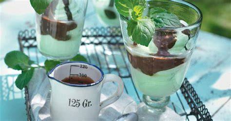 Mascarpone-Minze-Creme mit Schokolade in Dessertgläsern