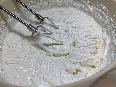 Mascarpone-Sahne-Creme in Schüssel
