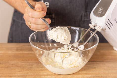 Mascarpone-Sahne-Creme mit Rührstäben in Glasschüssel