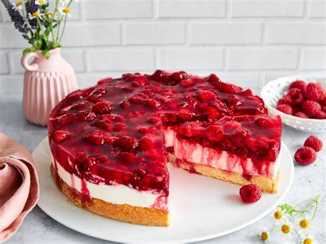 Mascarpone-Torte angeschnitten mit Portionen
