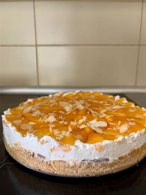 Mascarpone-Torte mit Pfirsichen garniert