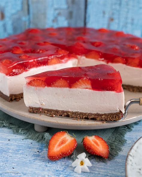 Mascarpone-Torte ohne Früchte: Schnitt zeigt cremige Schichten