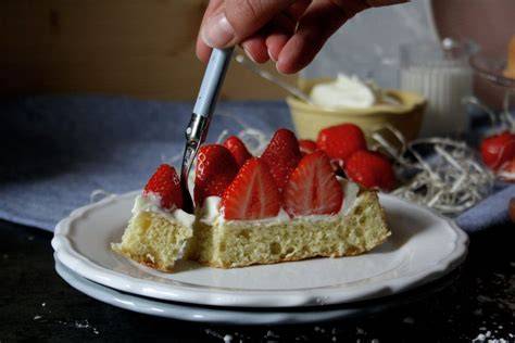 Mascarpone-Vanillecreme auf Biskuit mit frischen Erdbeeren