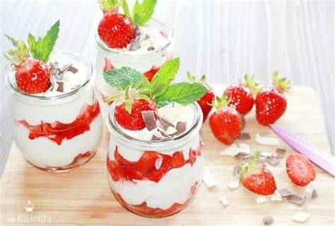 Mascarponecreme mit frischen Erdbeeren auf Waffel