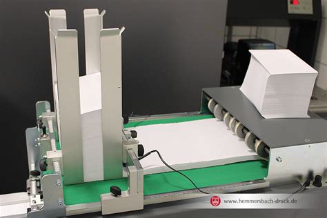 Maschine beim Bedrucken von Schokoladenverpackungen