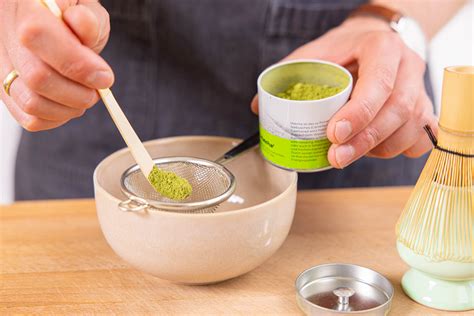 Matcha Pulver und Zutaten auf Küchenarbeitsplatte