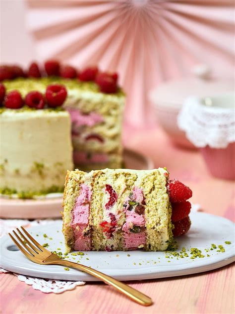 Matcha Sahne Torte mit Himbeeren und Pistazien dekoriert