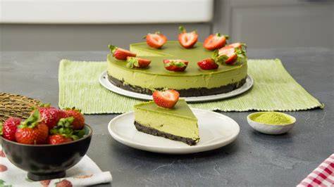 Matcha Tee Torte auf stilvoller Servierplatte