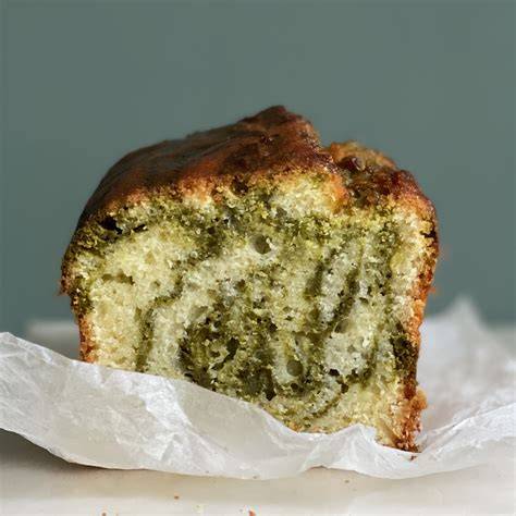 Matcha Tee Zitronenkuchen mit grünem Muster in Kastenform