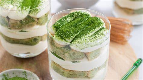 Matcha Tiramisu in Glas mit Beeren