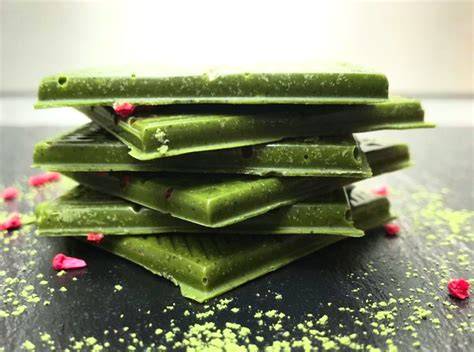 Matcha weiße Schokolade in verschiedenen Formen